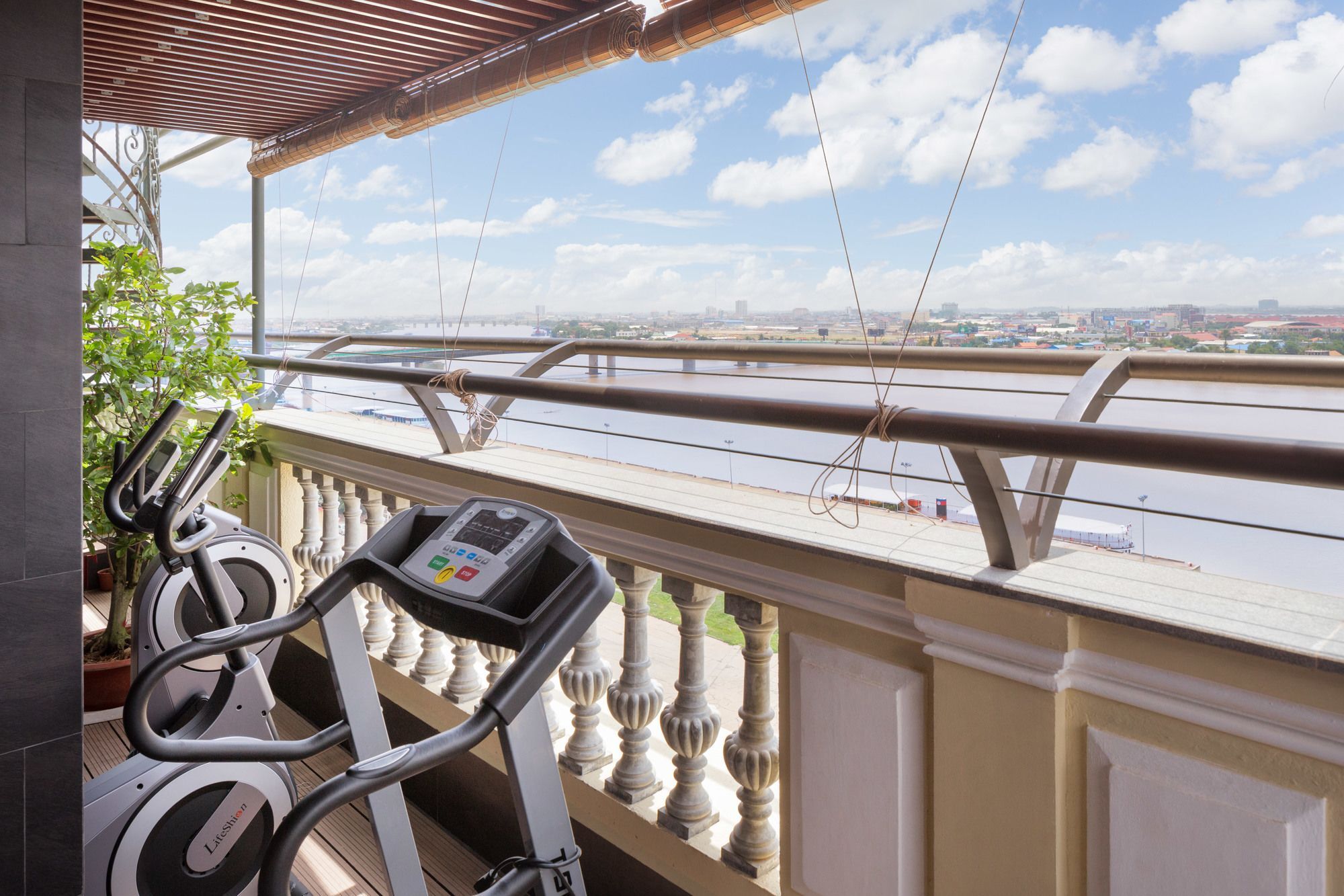 Lcs Hotel & Apartment بنوم بنه المظهر الخارجي الصورة